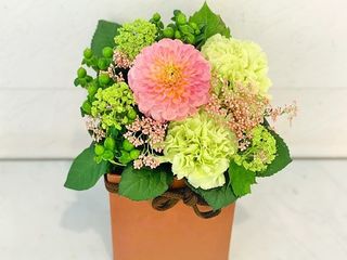 人気のダリアがメインのアレンジ。税別3000円 人気のダリアがメインのアレンジ。税別3000円