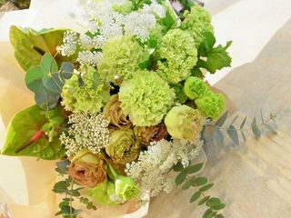お洒落なグリーンやベージュカラーのお花が流行です。 お洒落なグリーンやベージュカラーのお花が流行です。